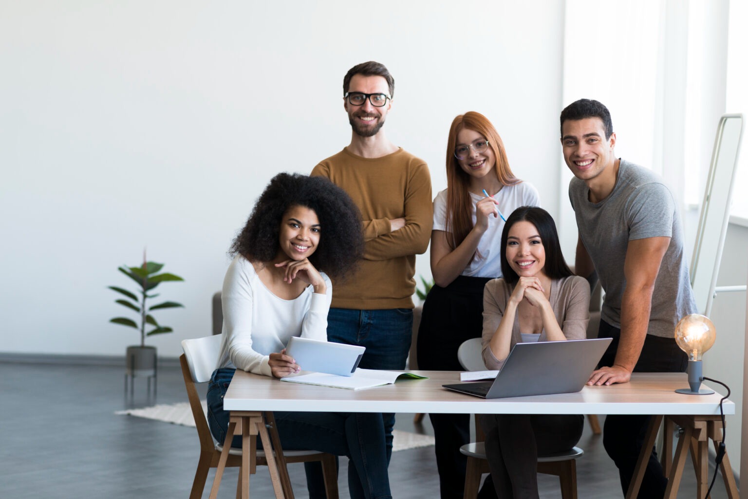 imgi_43_group-positive-young-people-posing-together-1536x1025-1